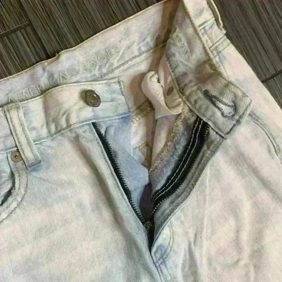 American Eagle Women's Blue Light Wash Distressed Raw Hem Mom Denim Jeans Size 0 - Picture 5 of 11